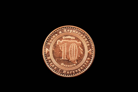 黑色背景下的波斯尼亚 10 fenings 硬币的宏观图像