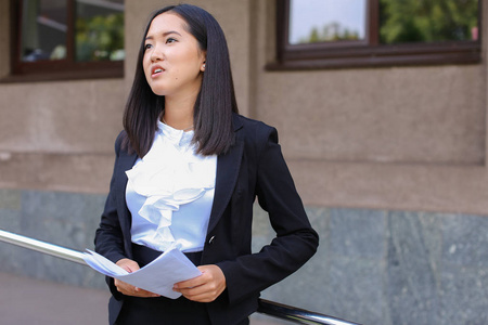 年轻成年女性亚洲女学生持有在手的文档 o