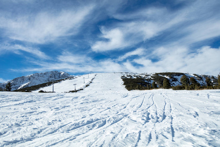 阳光明媚冬日滑雪斜坡全景图