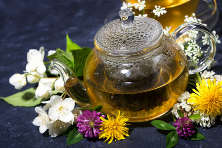 茶壶中的芳香花茶与蜂蜜