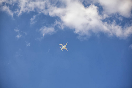 在天空中飞行的无人驾驶飞机图片