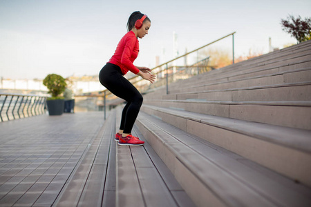 健身女子在城市环境中跳户外运动