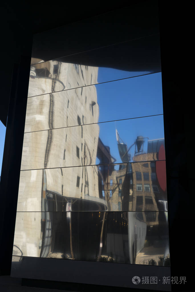 在玻璃窗口亨内平剧院明尼阿波利斯明尼苏达美国的思考