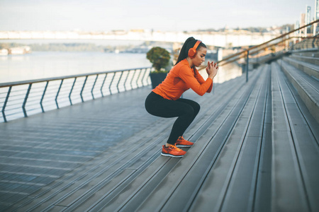 健身女子在城市环境中跳户外运动
