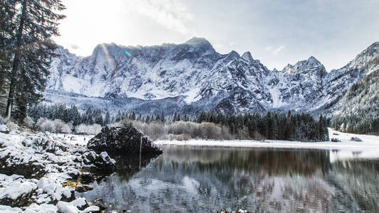 第一场雪在山下湖