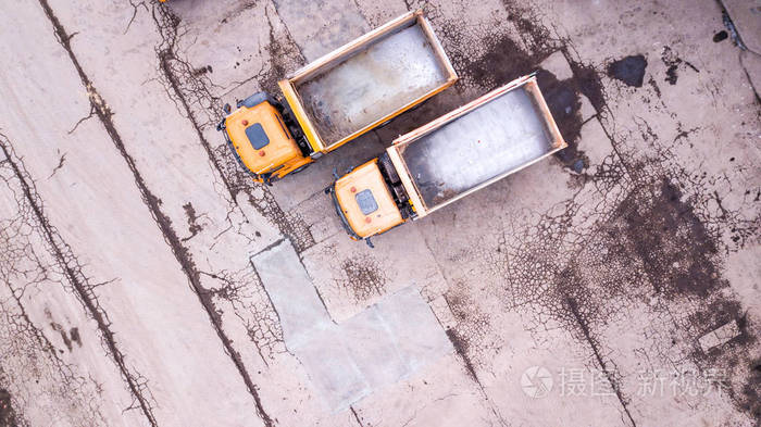 两辆橙色卡车的鸟瞰图.在仓库前照片-正版商用图片0nukc0-摄图新视界