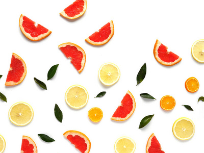 白色餐桌背景上柠檬和柚子的新鲜柑橘套装特写照片