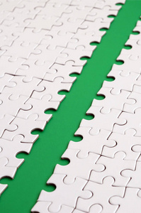绿色的路径被放置在一个白色折叠拼图的平台上。具有文本复制空间的纹理图像