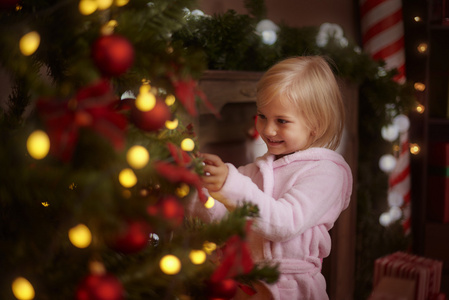 圣诞树旁边的小女孩