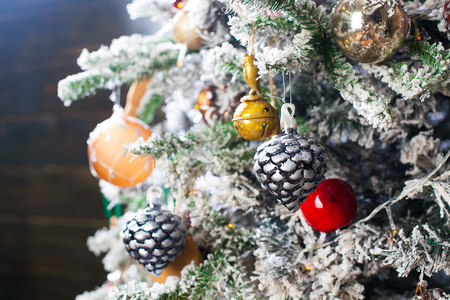 装饰圣诞树在红色和白色的颜色