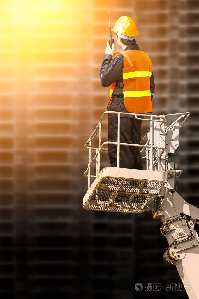 工程师人在客舱篮子