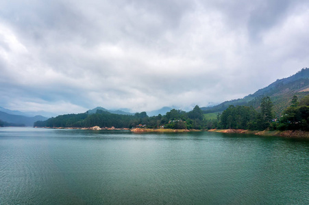 阴云密布的天空与高山湖 Kundale