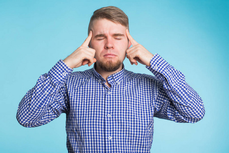 握着头年轻人在寺庙里握着手指, 记忆力不好, 努力集中精神, 记住.