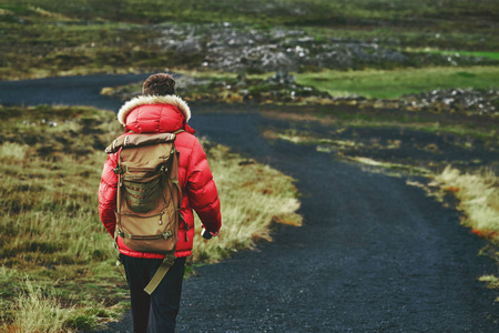 在山间小路上的人旅行照片