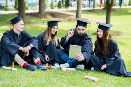 国际不同毕业班学生庆祝照片