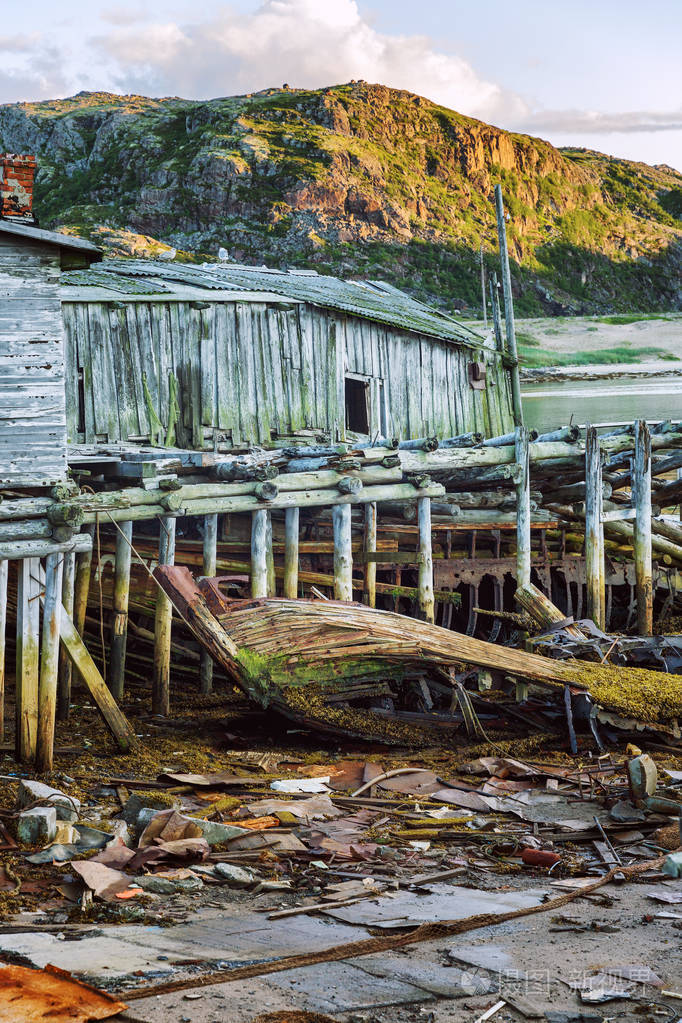 在岸上的一个废弃的老木码头