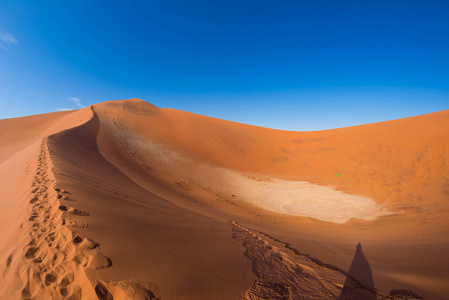 风景名胜脊的沙丘 Sossusvlei，纳米布诺克国家公园，在最佳旅游和旅行在纳米比亚的吸引力。冒险和探索在非洲