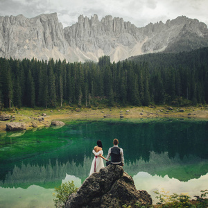 新郎和新娘欣赏高山湖景色