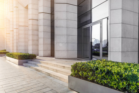 现代化的办公大楼入口处照片