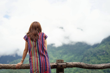 女性旅行者看山上的雾