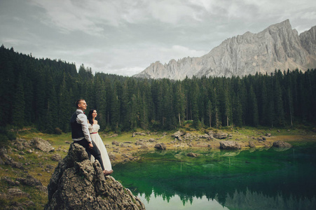 新郎和新娘欣赏高山湖景色