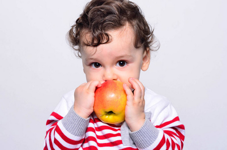 一个可爱的宝宝，吃一个苹果的肖像
