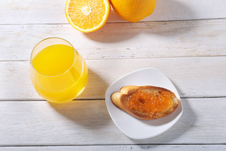 早餐加橙果酱面包和果汁在玻璃