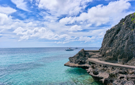 来自菲律宾长滩岛白沙滩的岩石悬崖景观