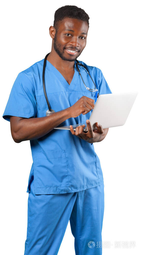 友好的美国黑人医生在笔记本电脑上工作