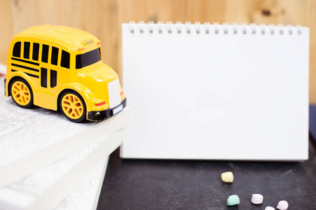 回到学校概念与学校公共汽车玩具书和空白笔记书