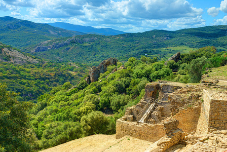 西班牙的绿色丘陵间古色古香古代废墟上的全景。戏剧性的浪漫多云的天空。西班牙假期休假著名观光旅游