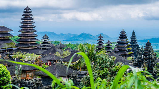 在印度尼西亚巴厘岛普拉 Besakih 寺的屋顶