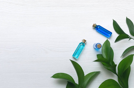蓝色精华油酊在白色木质背景与拷贝空间。替代医学。草药