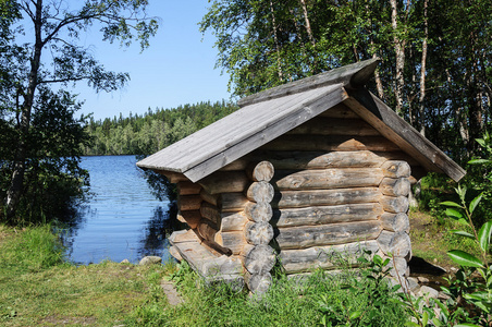 在湖岸的小木屋图片