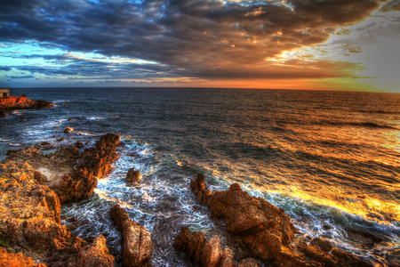 七彩的晚霞，在阿尔多岩石的海岸线