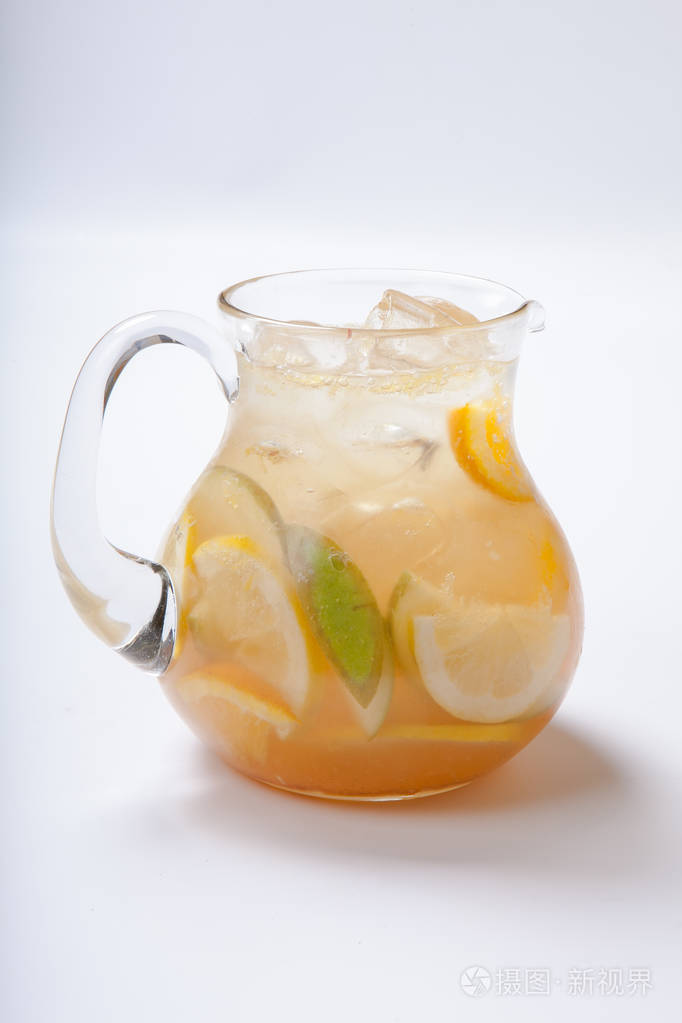 一罐苹果柠檬水苹果和柠檬和冰