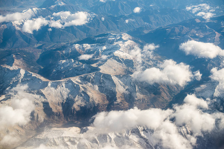 白云岩阿尔卑斯山意大利山脉。从飞机查看