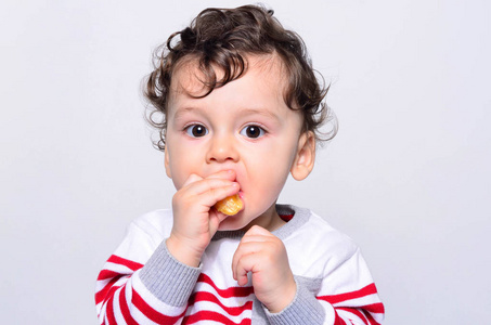 一个可爱的宝宝，吃橙子的肖像