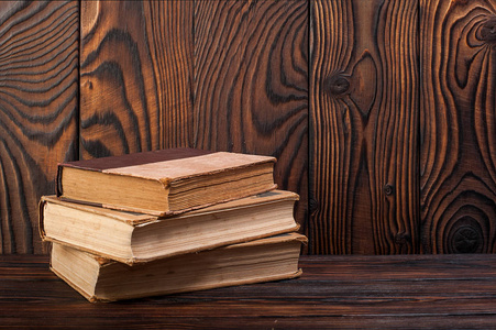 木制背景上的老书