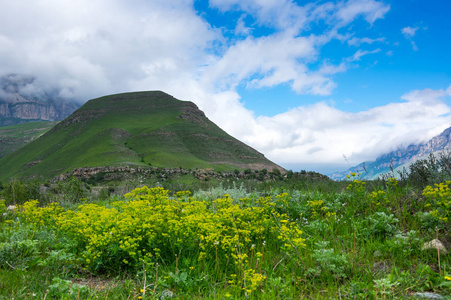 俄罗斯高加索山脉的 Baksan 峡谷