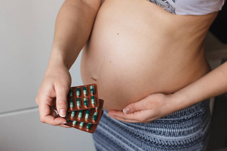 泡罩包装怀孕贝尔和维生素丸的概念照片