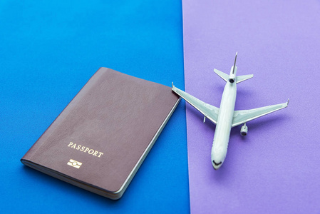 散景背景的书和护照。泰国护照