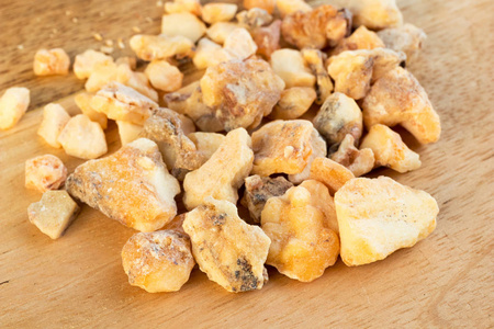 安息吧苏合香安息香树脂在木背景上照片