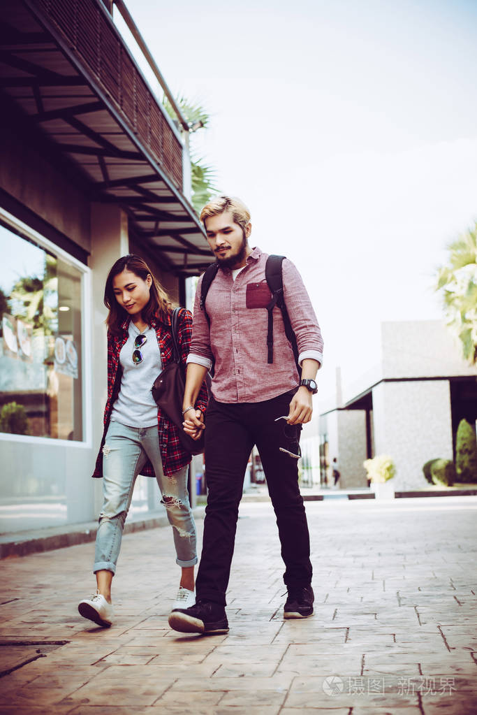 在街上漫步的时髦情侣肖像.情侣 e