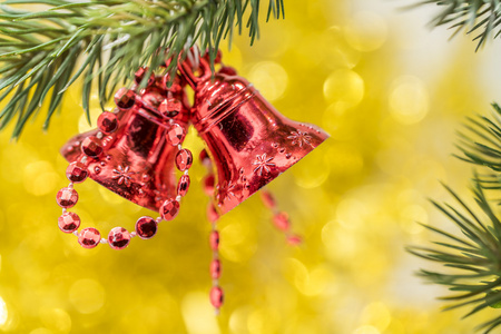 圣诞钟声装饰品挂在树枝与黄景八