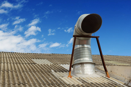 厨房在屋顶上的烟囱照片