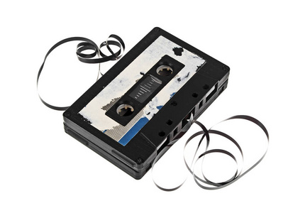 老式的录音磁带盒式白色后背上孤立的特写