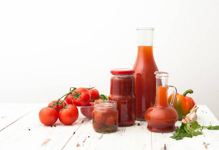 番茄和蔬菜放在罐子里的菜谱图片