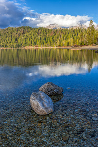 晴朗的一天一个湖泊中的两个岩石