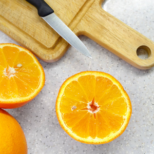 鲜切成熟多汁橙躺在桌子上